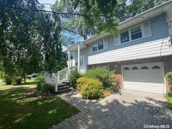 27 Robert Street, Babylon, NY 11702