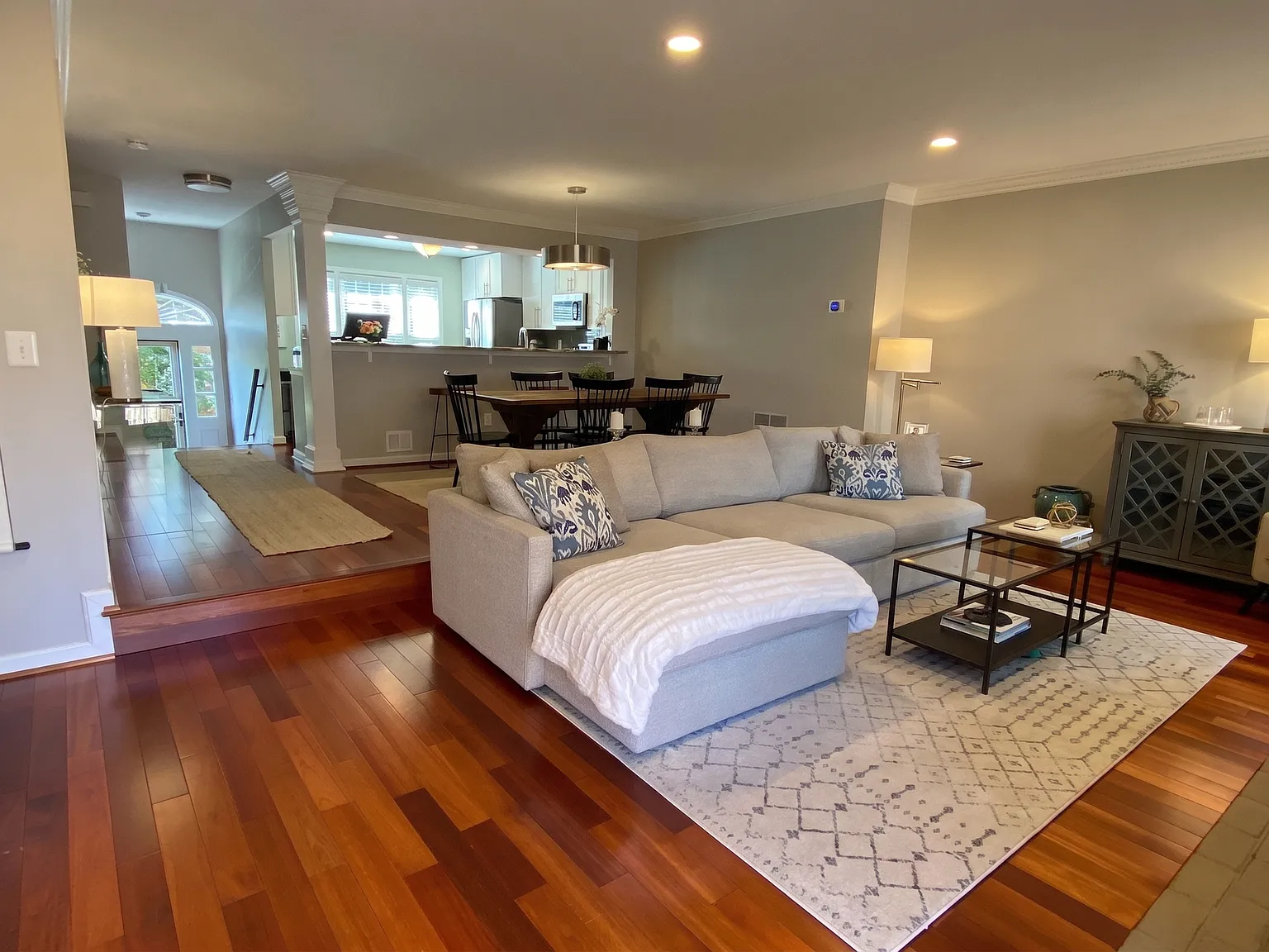 3 bed, 2.5 bath, 2622 sqft, $4,200 — Photo 4