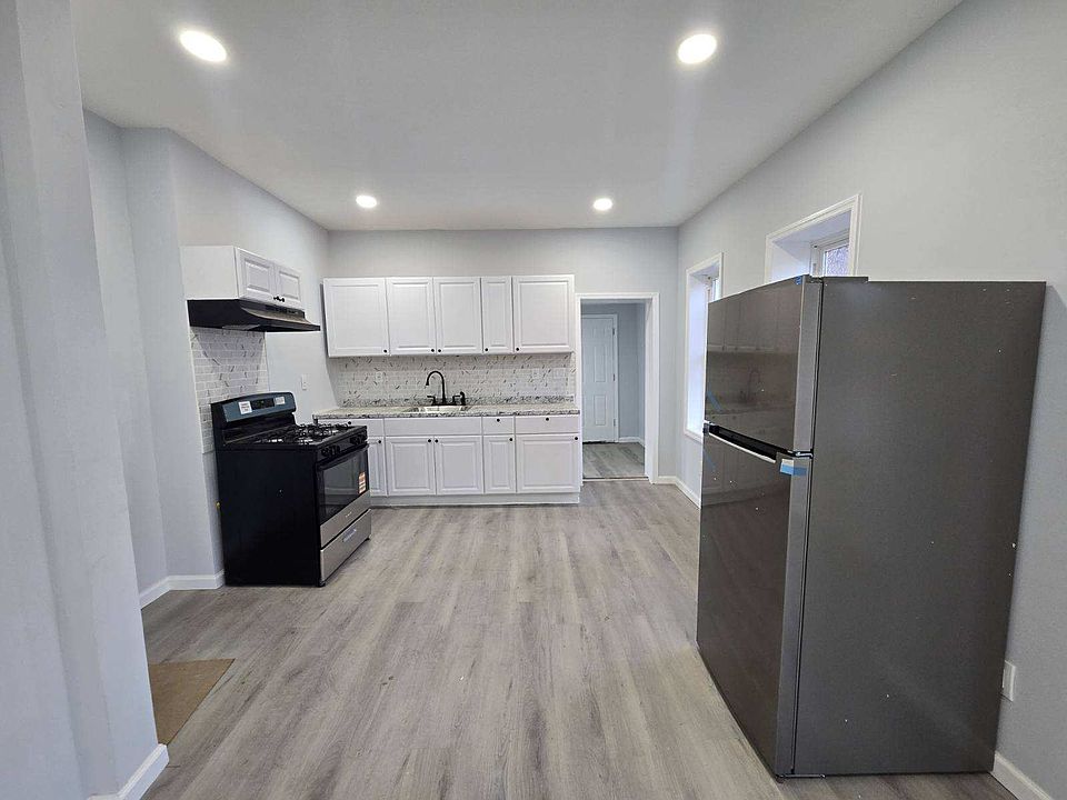 1st image of 160 Hoffman Ave