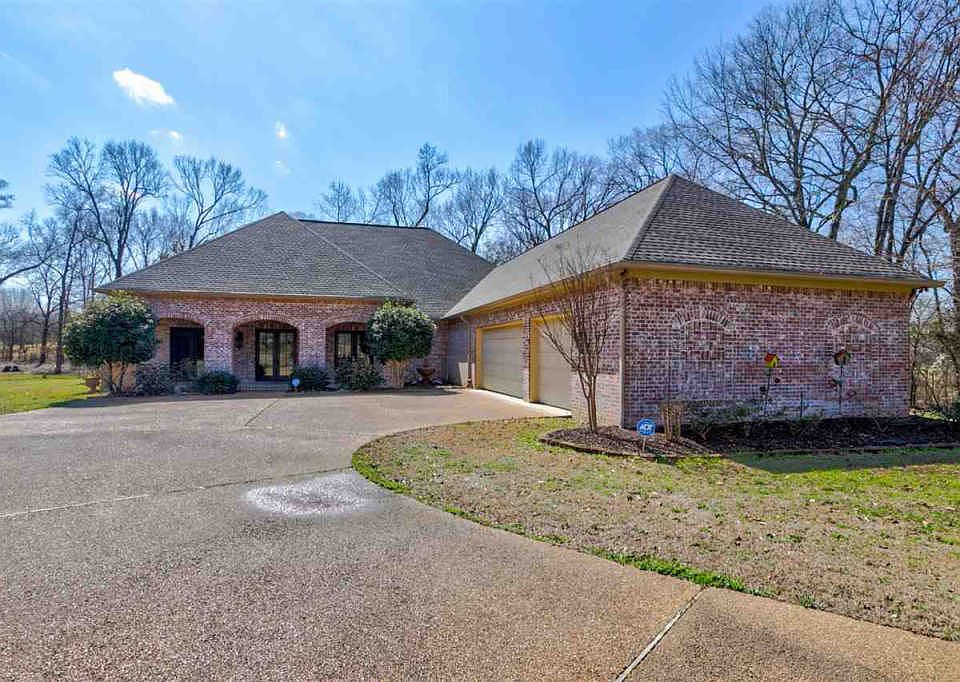 1st image of 100 Wildwood Dr