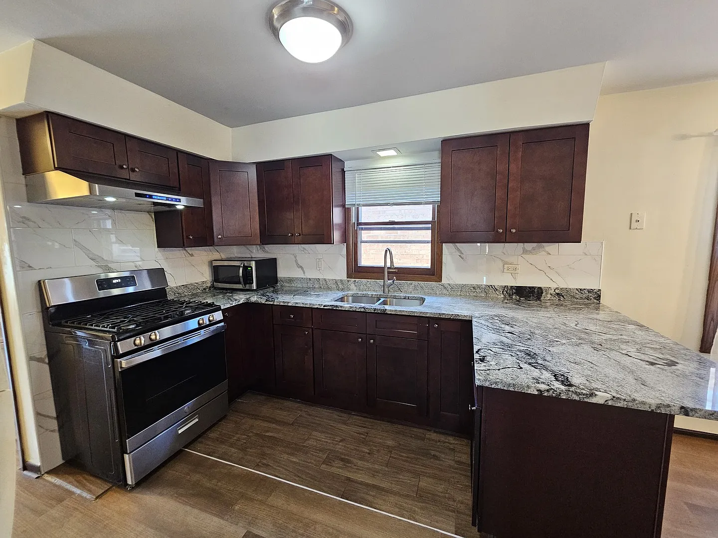 3 bed, 1.5 bath, 1050 sqft, $1,800 — Photo 4