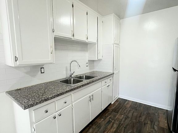 4th image of 17001 Vanowen St