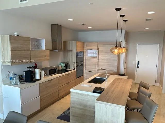 3 bed, 2000 sqft, $10,000 — Photo 2