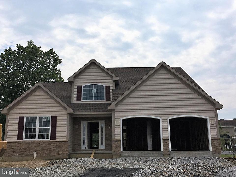 1st image of 7 Chamberlain Ln