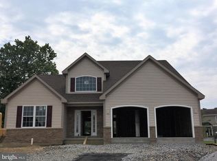 7 Chamberlain Ln, Millersville, PA 17551