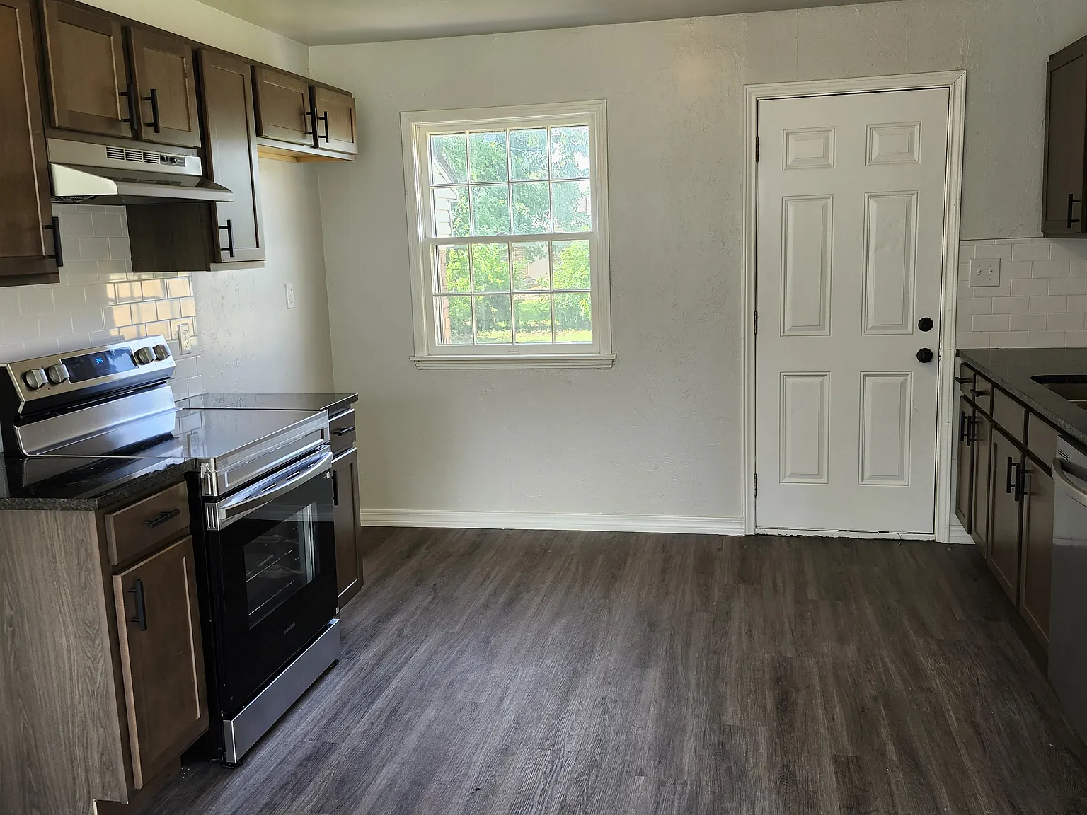3 bed, 1045 sqft, $1,375 — Photo 2