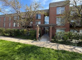 422 Kelburn Rd APT 325, Deerfield, IL 60015