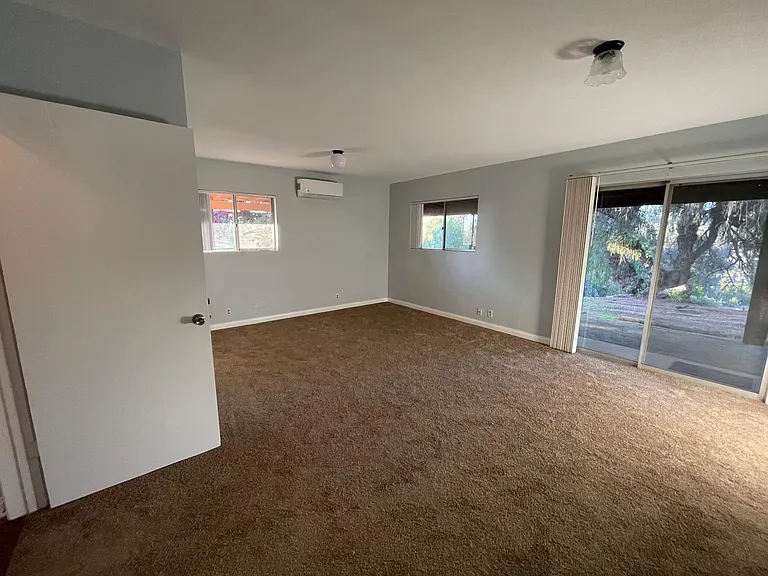 864 Osborne St — Photo 17