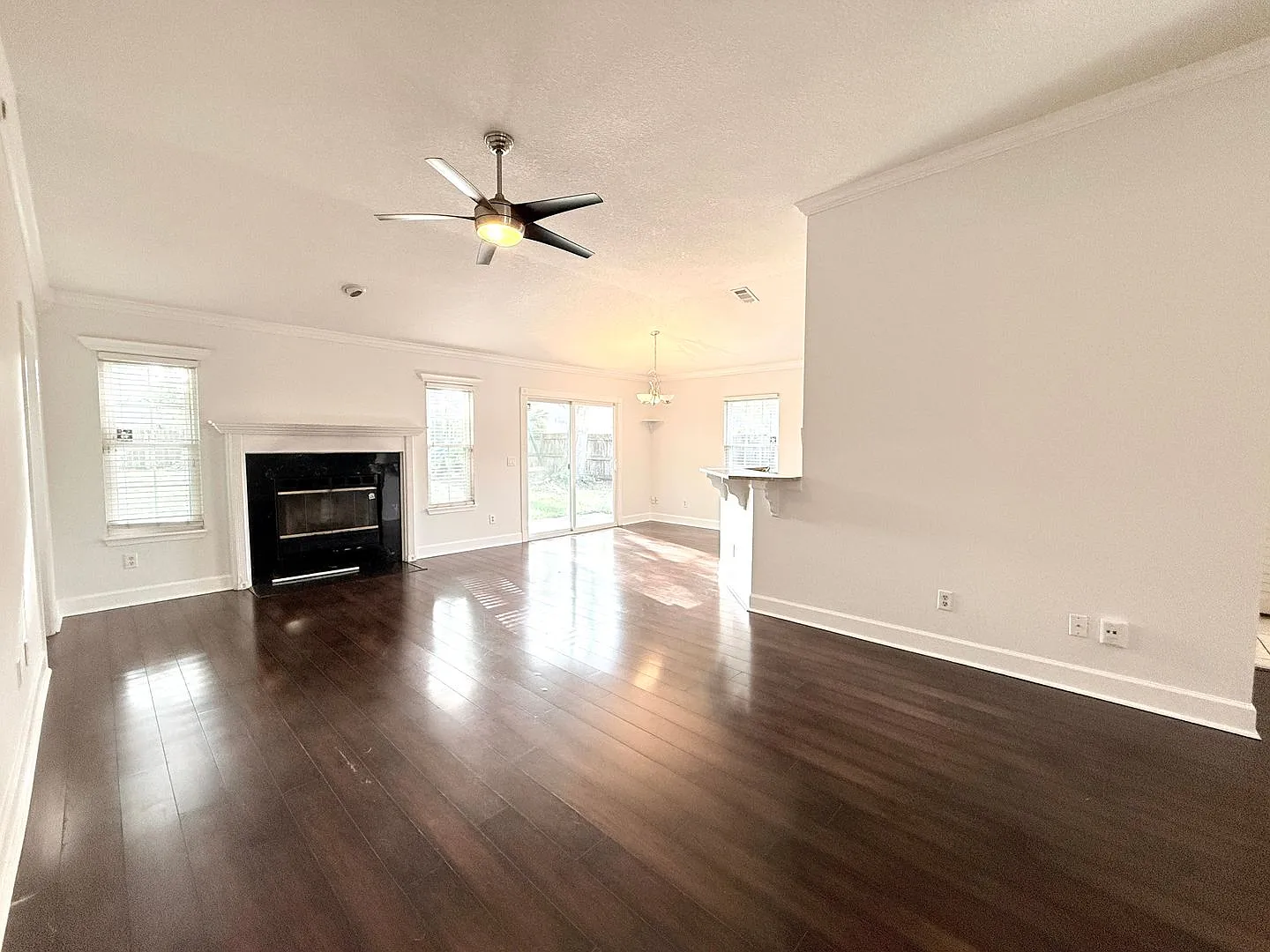 Freshly Updated 4BR with Huge Fenced Backyard — Photo 4