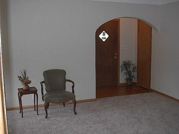 Living Rm with new carpet (hdwood flr under carpet) & vestibule w  coat closet