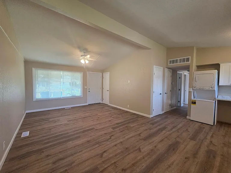 1201 W 18th St — Photo 3