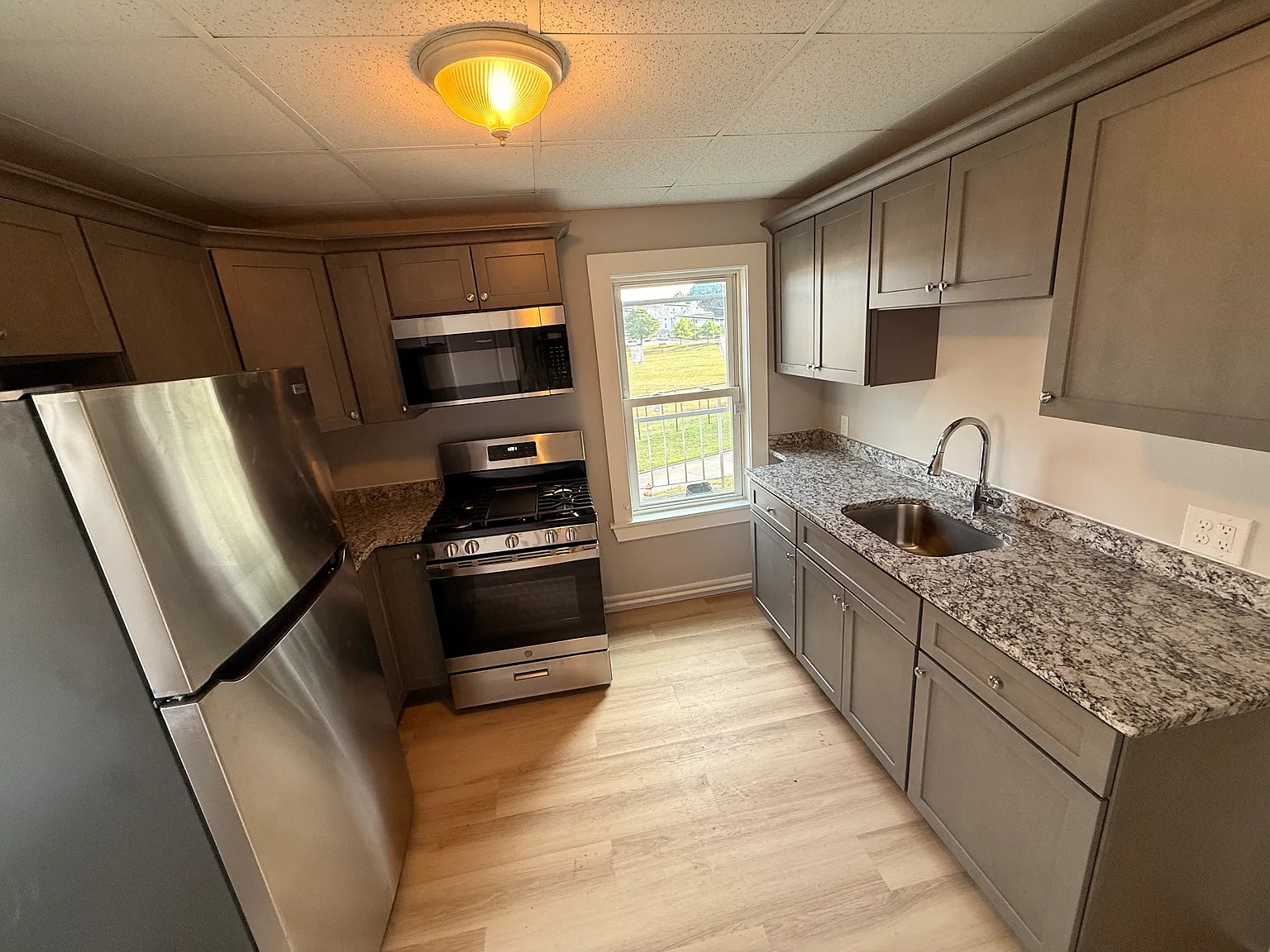 4 bed, 1300 sqft, $2,600 — Photo 1