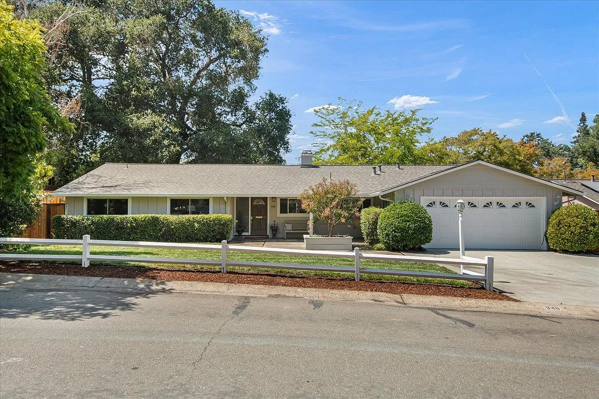 949 Highlands Cir photo 1
