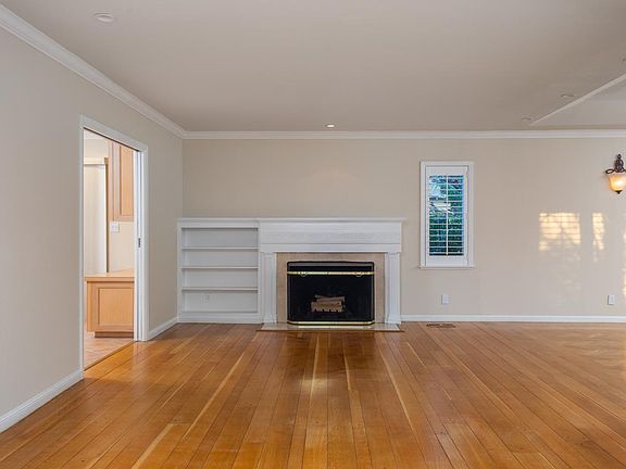 3rd image of 307 W Oakwood Blvd