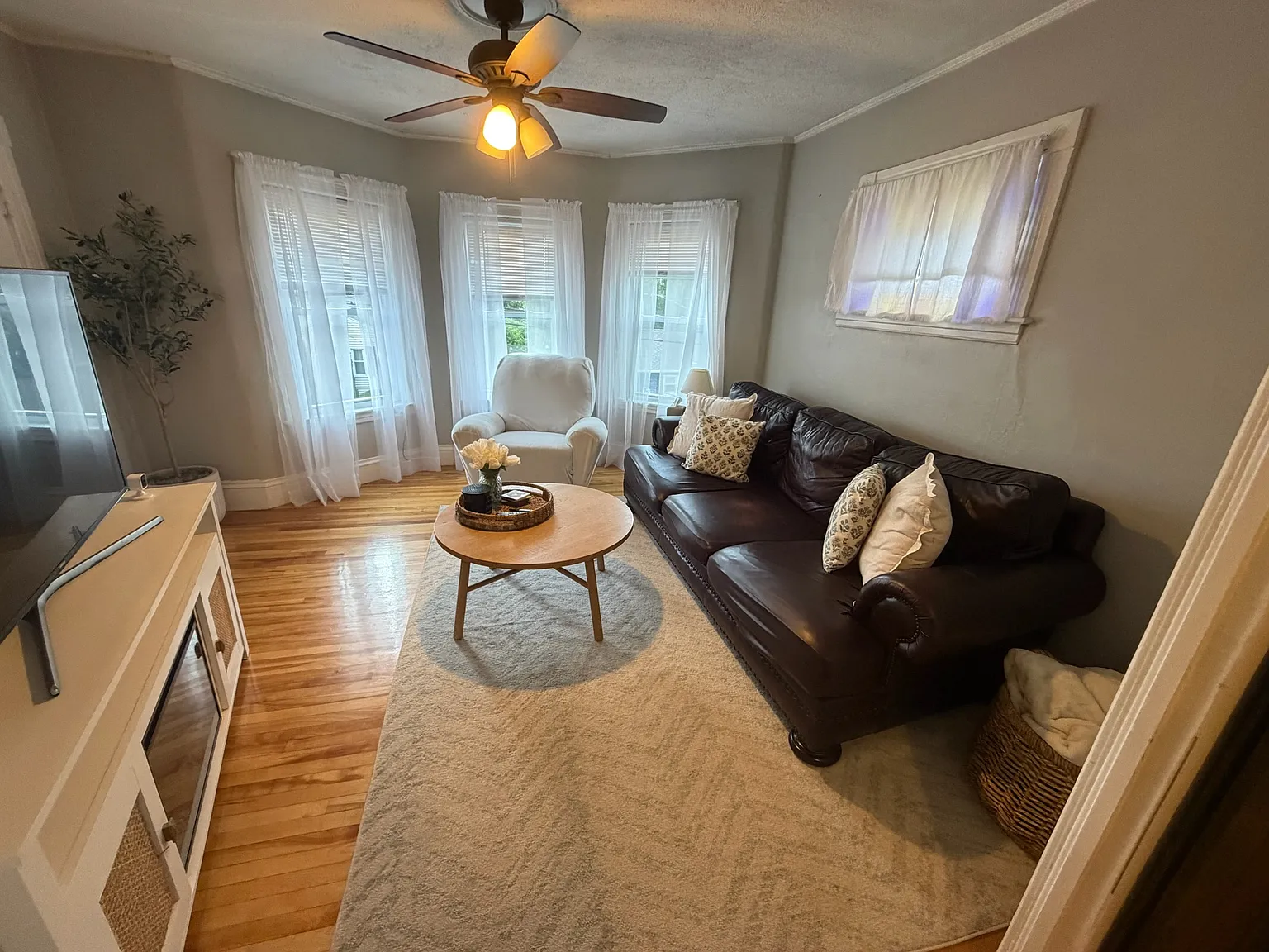 3 bed, 1200 sqft, $2,100 — Photo 1