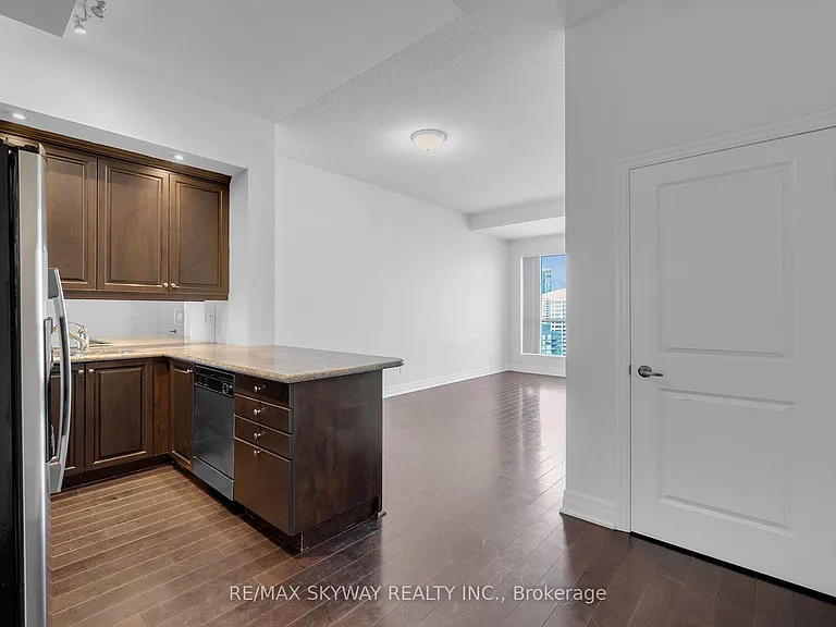 628 Fleet St #LPH03 — Photo 10