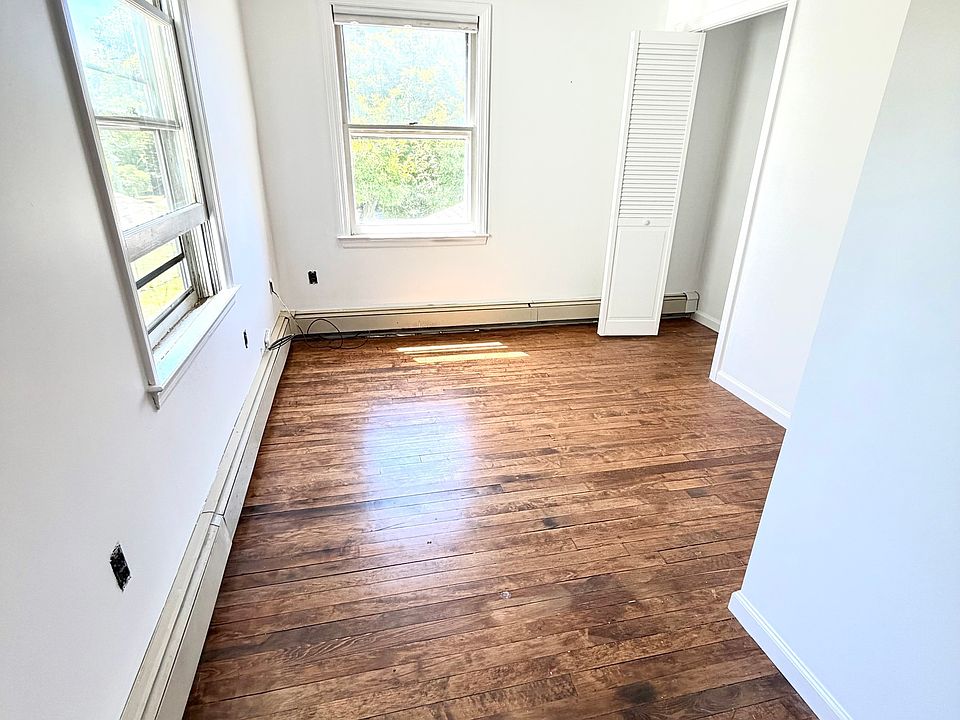 2nd image of 460 Stonybrook Rd #2