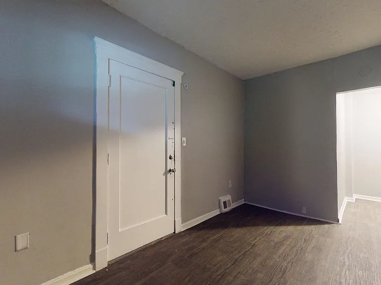 3889 W 33rd St — Photo 16