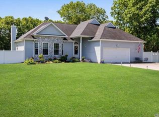 14 Jacobsen Ct, Medford, NY 11763