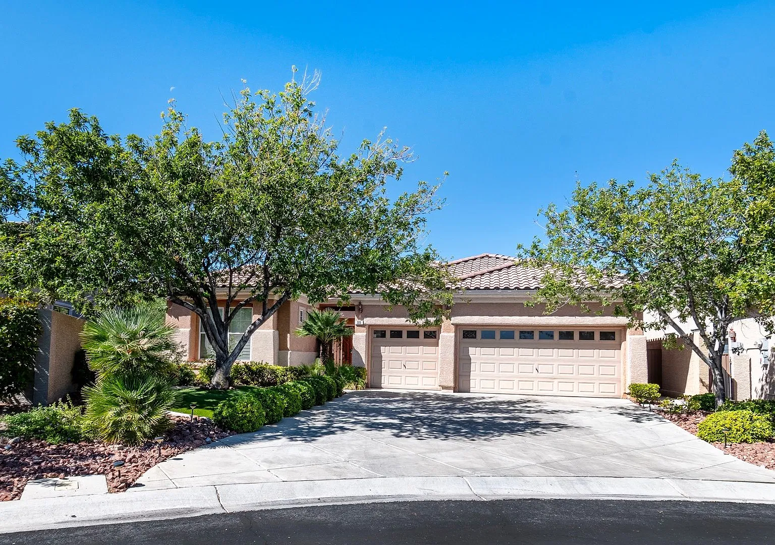 Resort Style Living With Pool, Spa , Casita On 1-Quarter Acre In Summerlin West — Photo 1