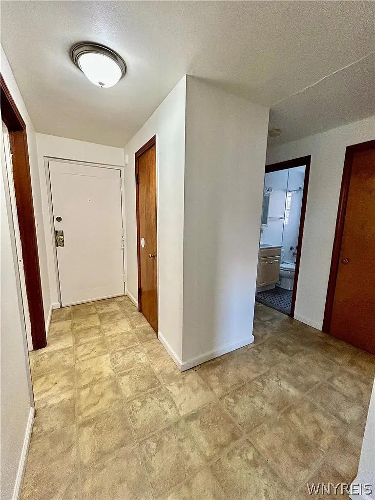 2 bed, 1.0 bath, 81039 sqft, $1,050 — Photo 2