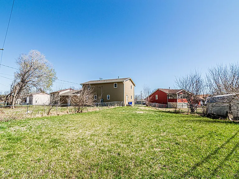 1369 Parkside Dr — Photo 22