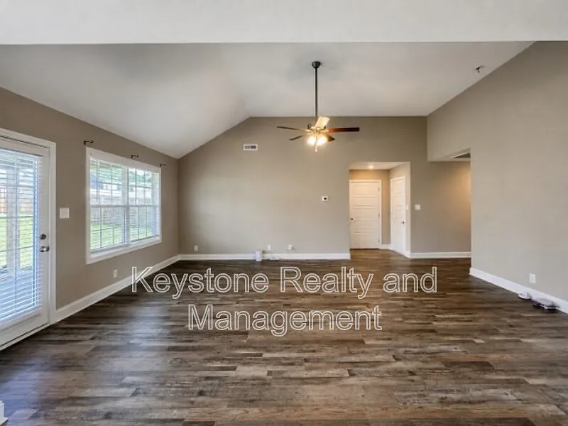 3 bed, 2.0 bath, 1380 sqft, $1,850 — Photo 3