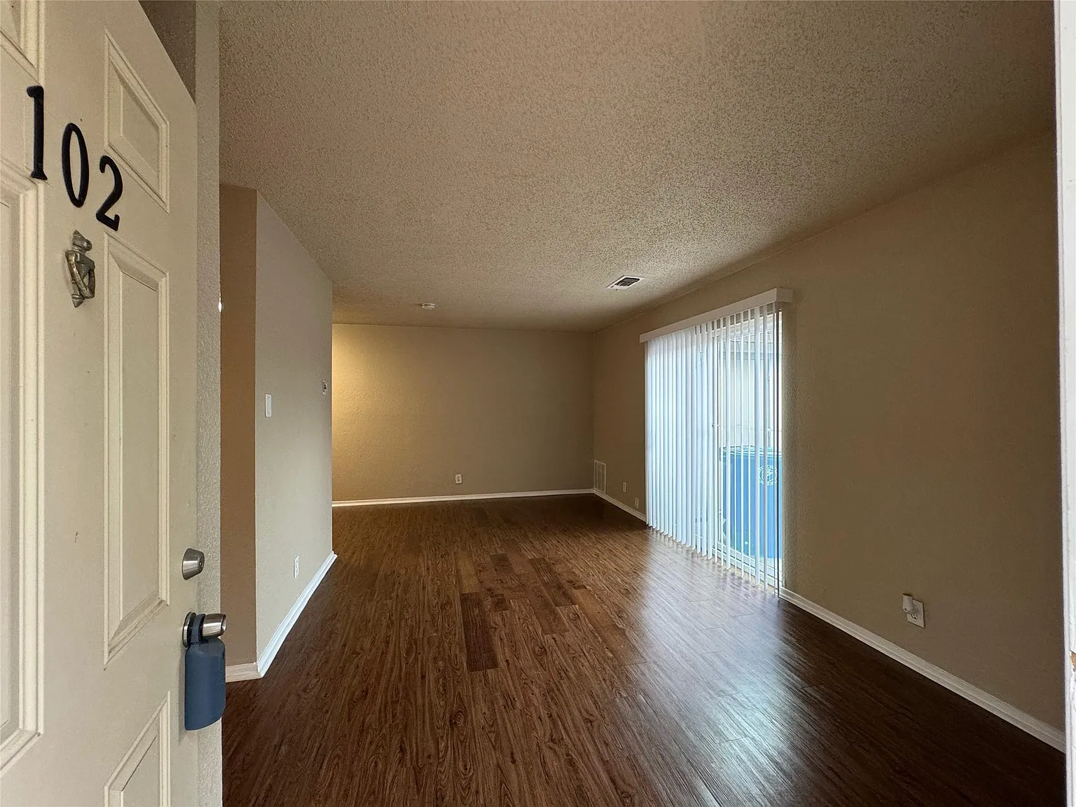 2 bed, 1.5 bath, 882 sqft, $1,378 — Photo 2