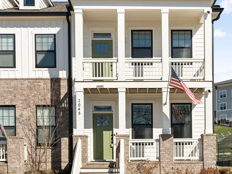 2045 Oakwood Ave — Photo 2