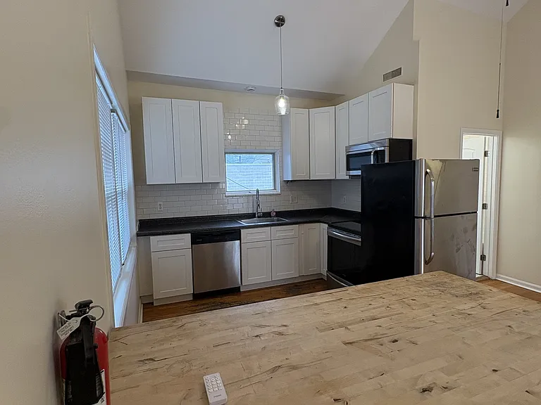 712 West 17th Street - CH — Photo 2