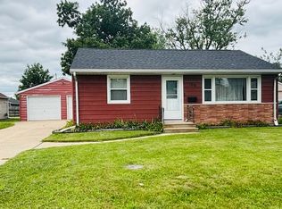 106 3rd Ave, Hiawatha, IA 52233