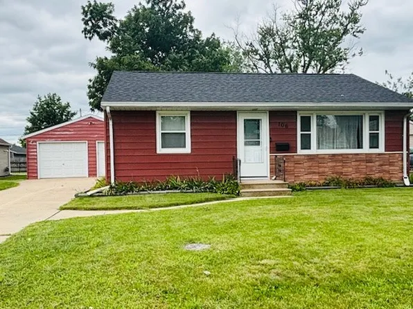 106 3rd Ave, Hiawatha, IA 52233