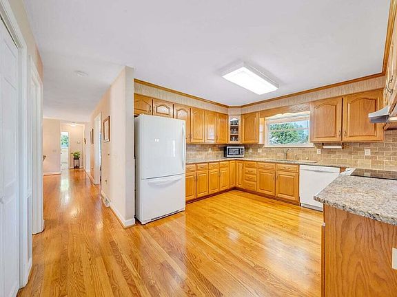 3rd image of 410 Greenview Dr