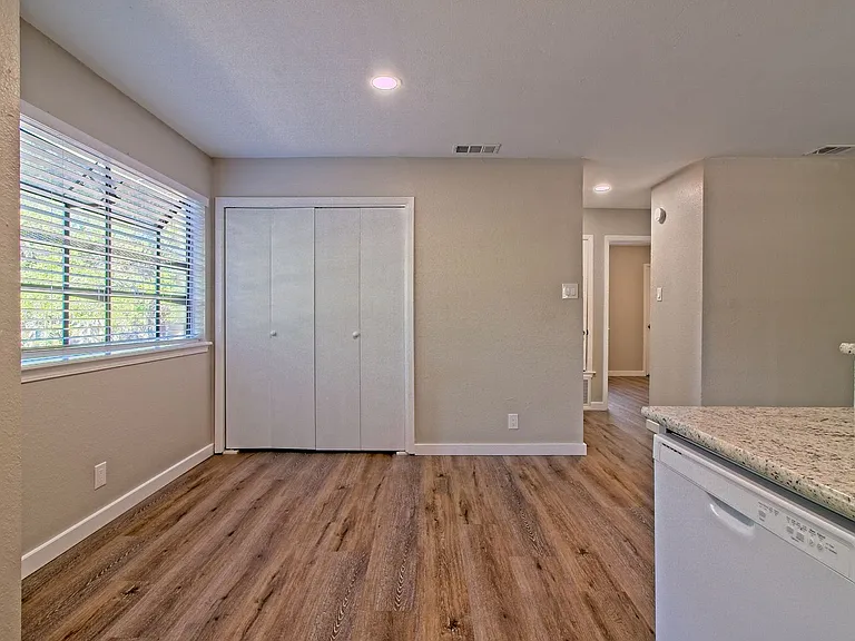 401 Hedgewood Dr #C — Photo 15