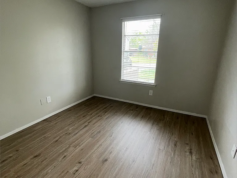 3rd bed/ new laminate and paint
