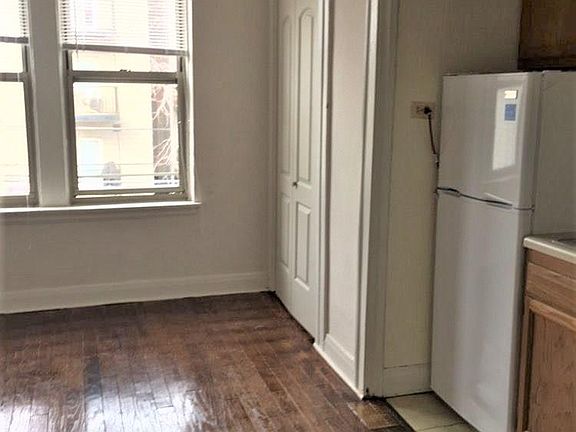 3rd image of 640 W Briar Pl APT 304