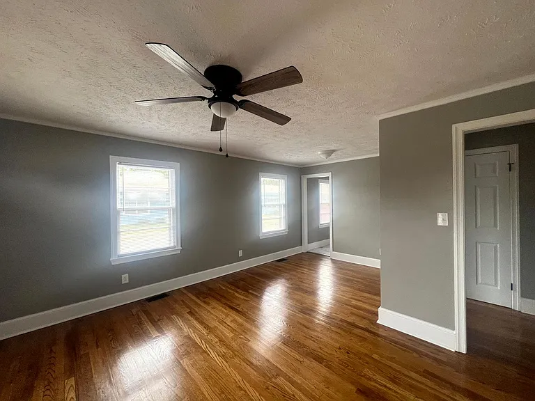 124 Eastwood Ave — Photo 3