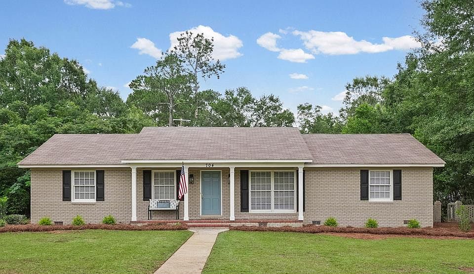 1st image of 704 Forest Glen Dr
