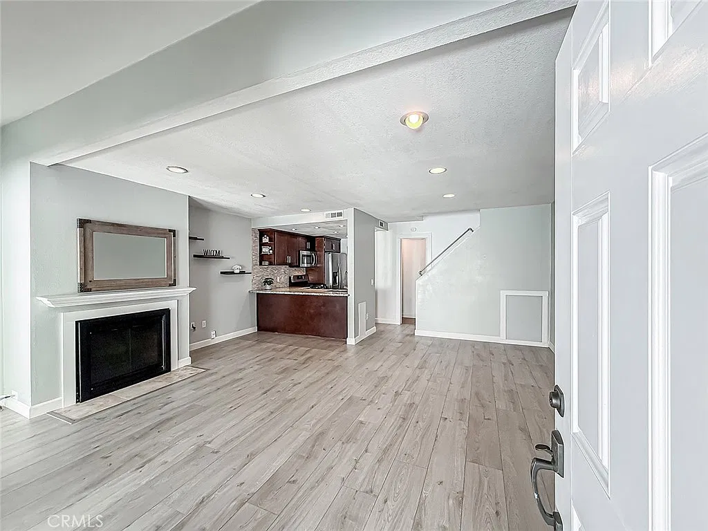 3 bed, 1215 sqft, $3,850 — Photo 3
