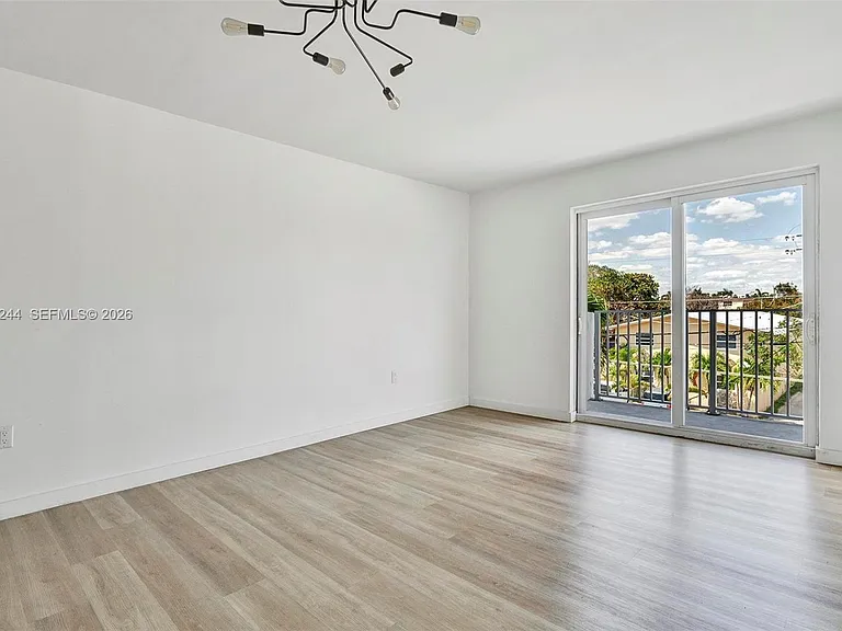 620 SW 10th St #301 — Photo 9
