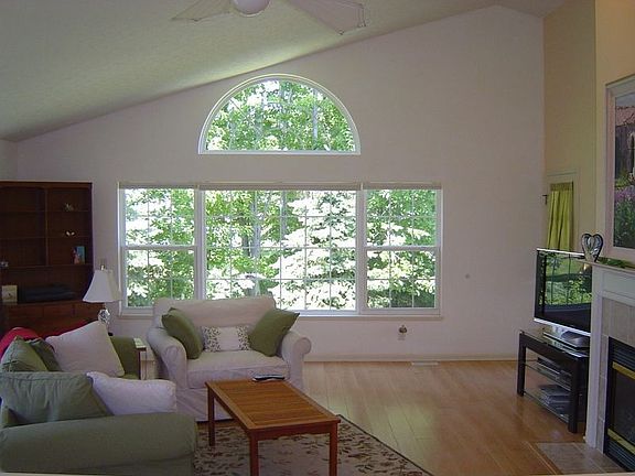 3rd image of 9196 Willowbrook Ct