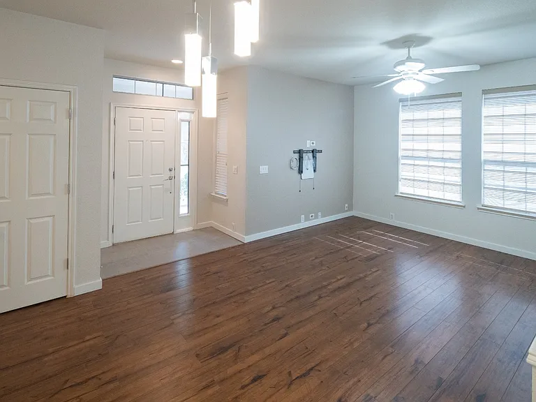 2215 Canterbury Park Dr — Photo 6