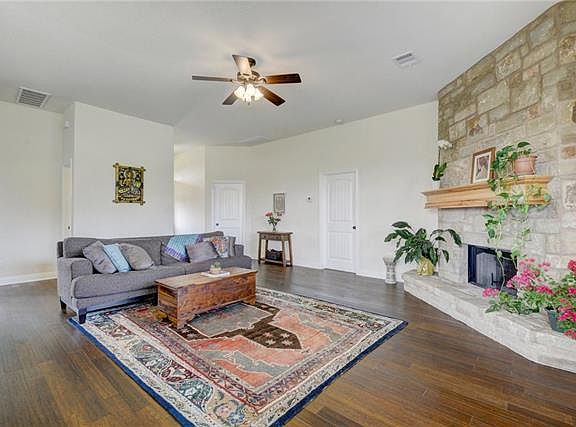 3rd image of 125 Travis Ln N