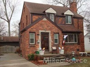1763 Severn Rd, Grosse Pointe Woods, MI 48236