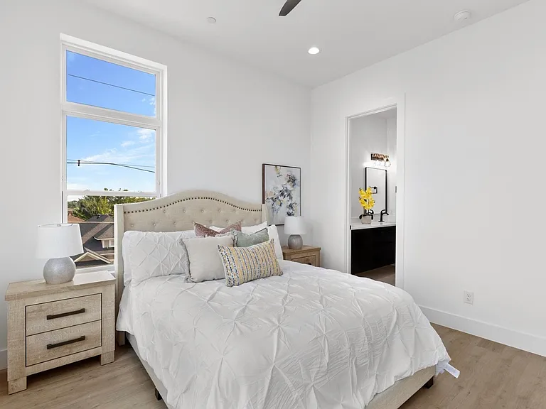723 W 10th St #108 — Photo 17