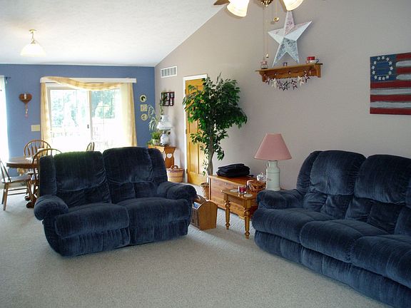 Wonderfully open fl;oorplan with vaulted ceilings