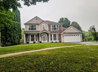7 Deerpath Ct, Cary, IL 60013