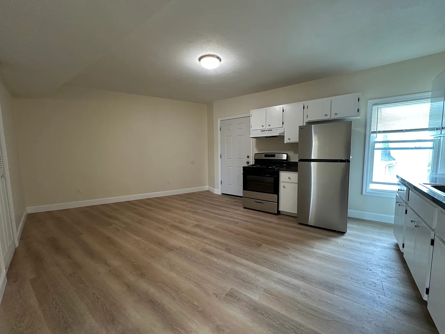 3 bed, 1000 sqft, $3,300 — Photo 4