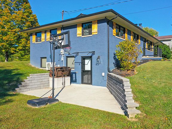 2nd image of 735 Owen St