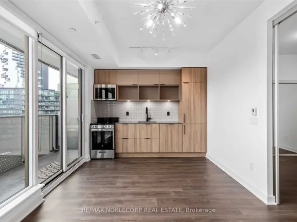 60 Tannery Rd #919, Toronto, ON M5A 0S8